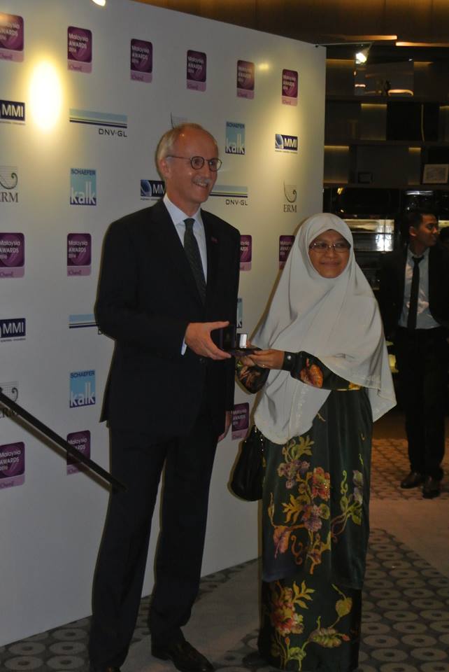 Prof. Dr. Khairiyah WON the Frank Morton award from IChemE