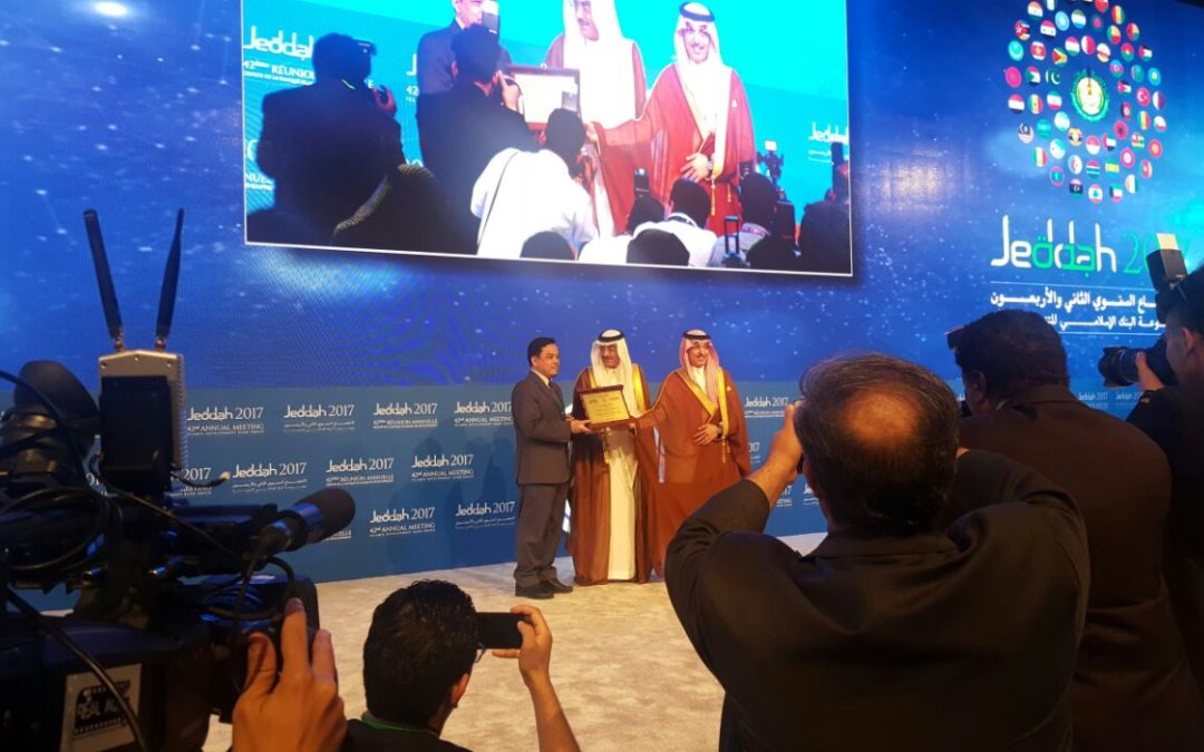 FCEE receiving the IDB award from Minister of Finance Saudi Arabia